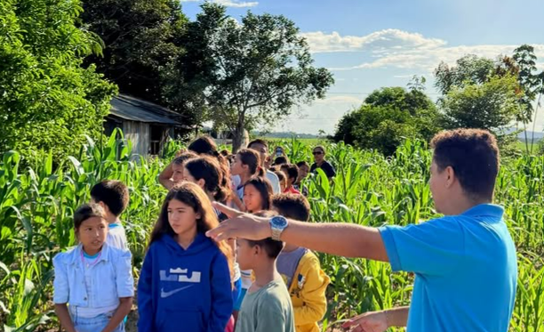 Alunos da Vila Central participam de aula de campo sobre agricultura familiar